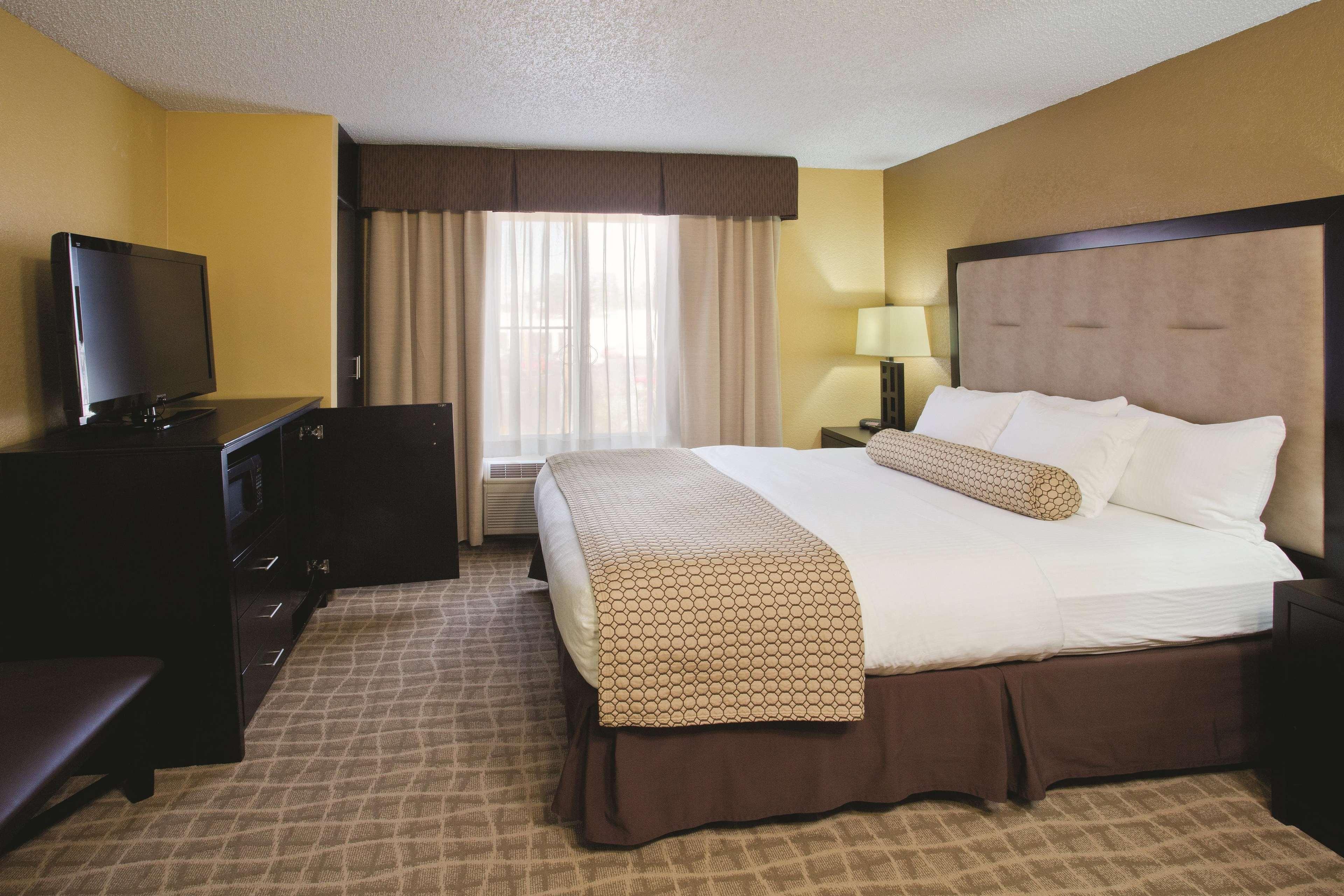 La Quinta By Wyndham Hot Springs Hotel Exterior photo