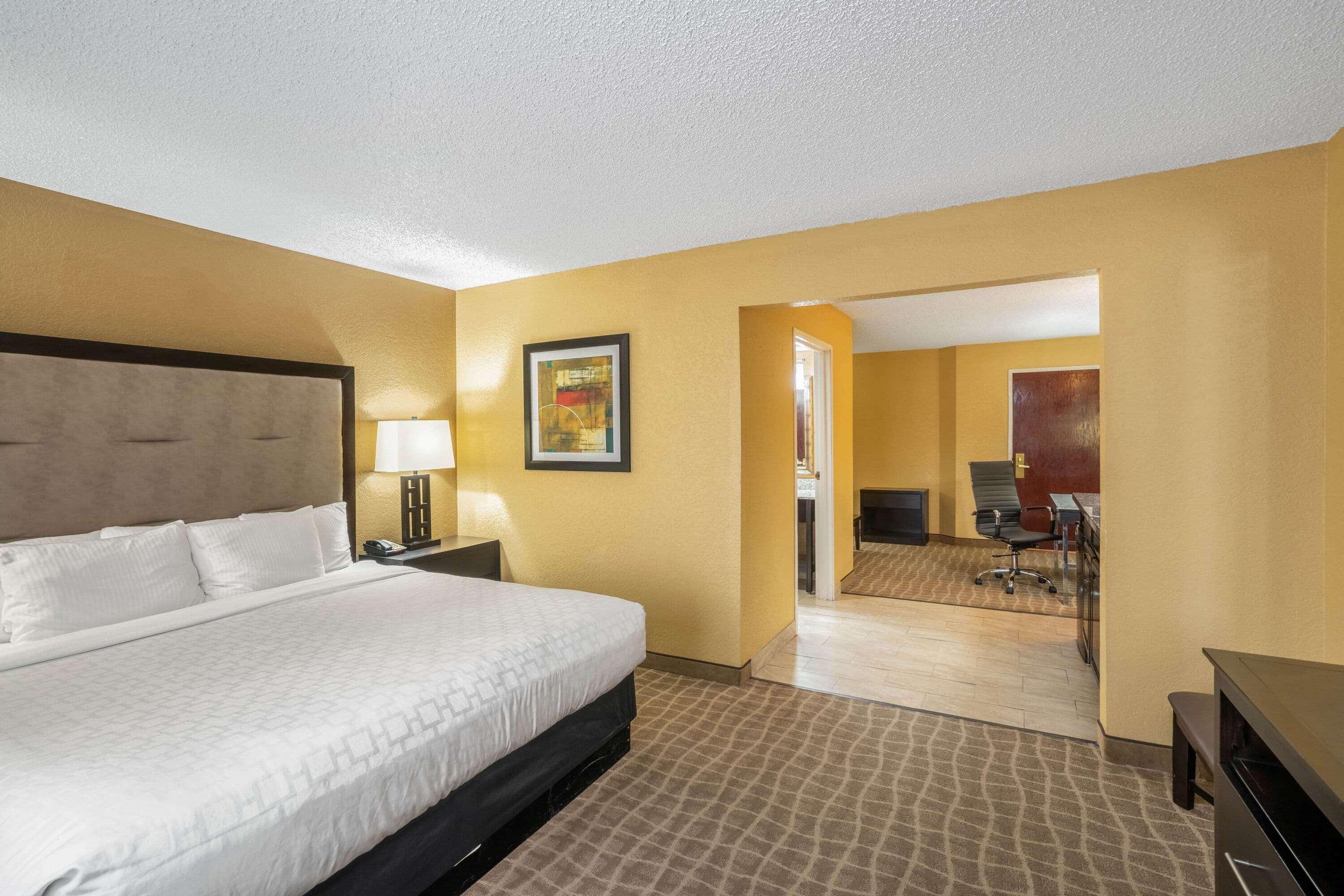 La Quinta By Wyndham Hot Springs Hotel Exterior photo