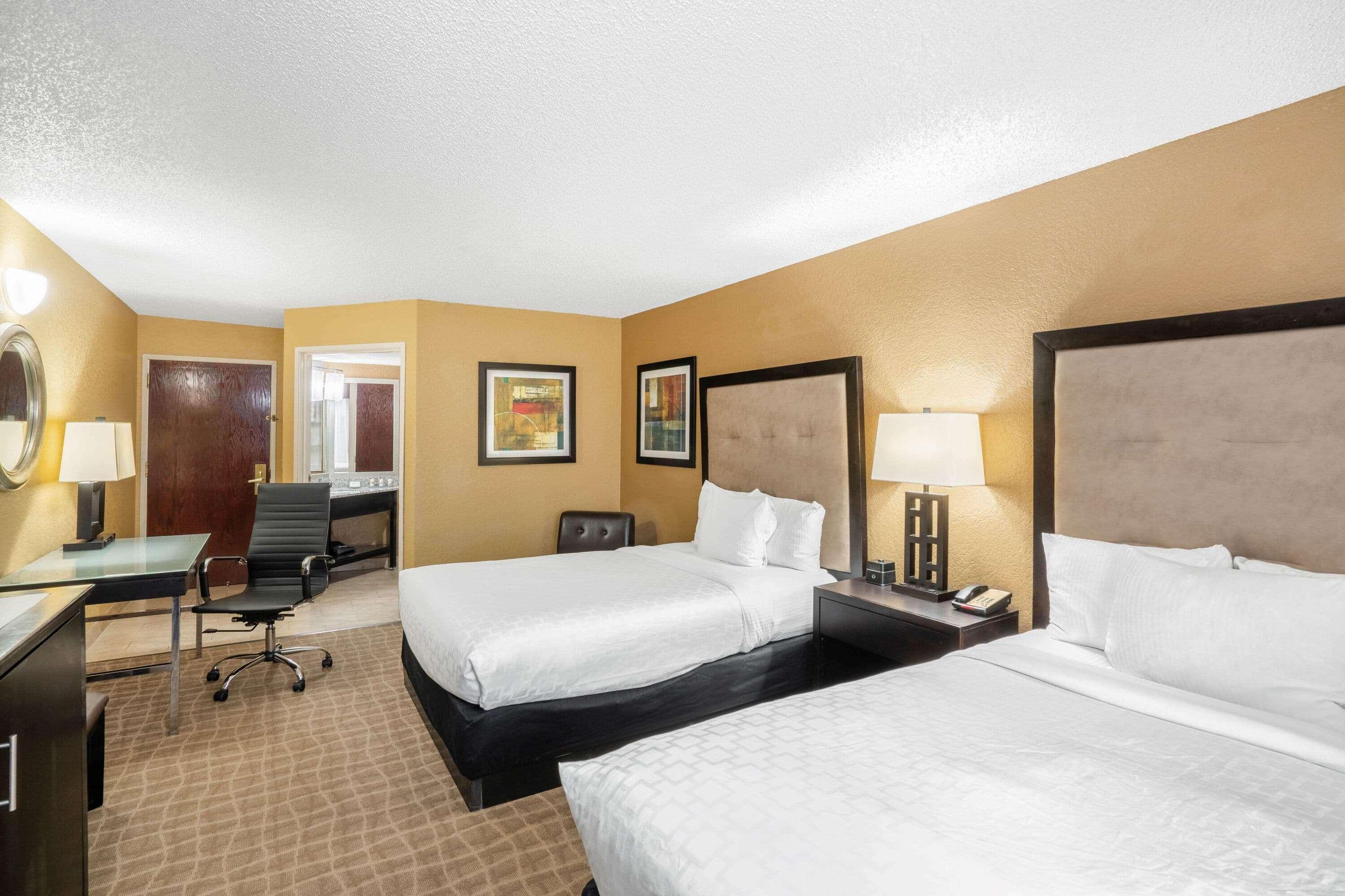 La Quinta By Wyndham Hot Springs Hotel Exterior photo