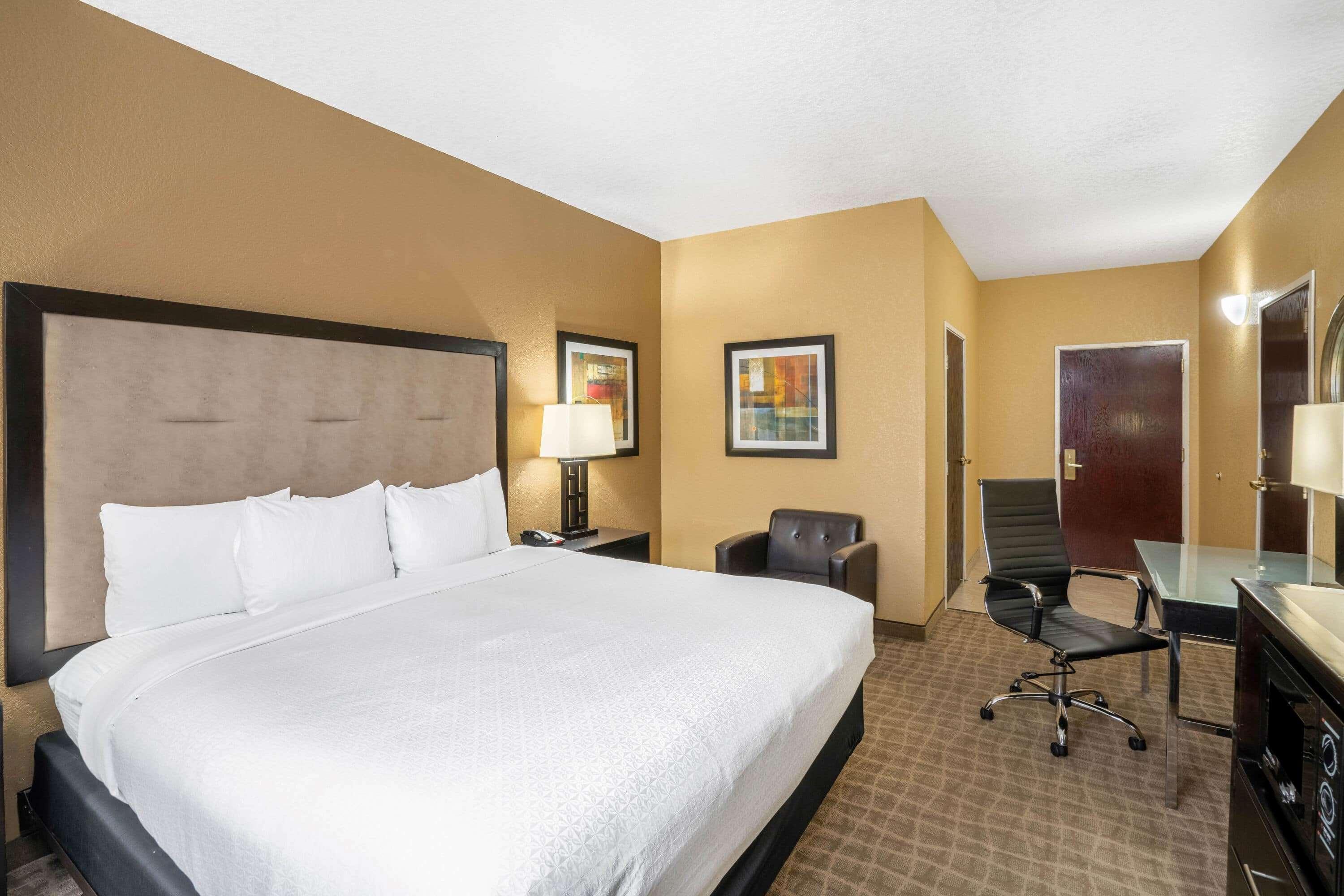 La Quinta By Wyndham Hot Springs Hotel Exterior photo