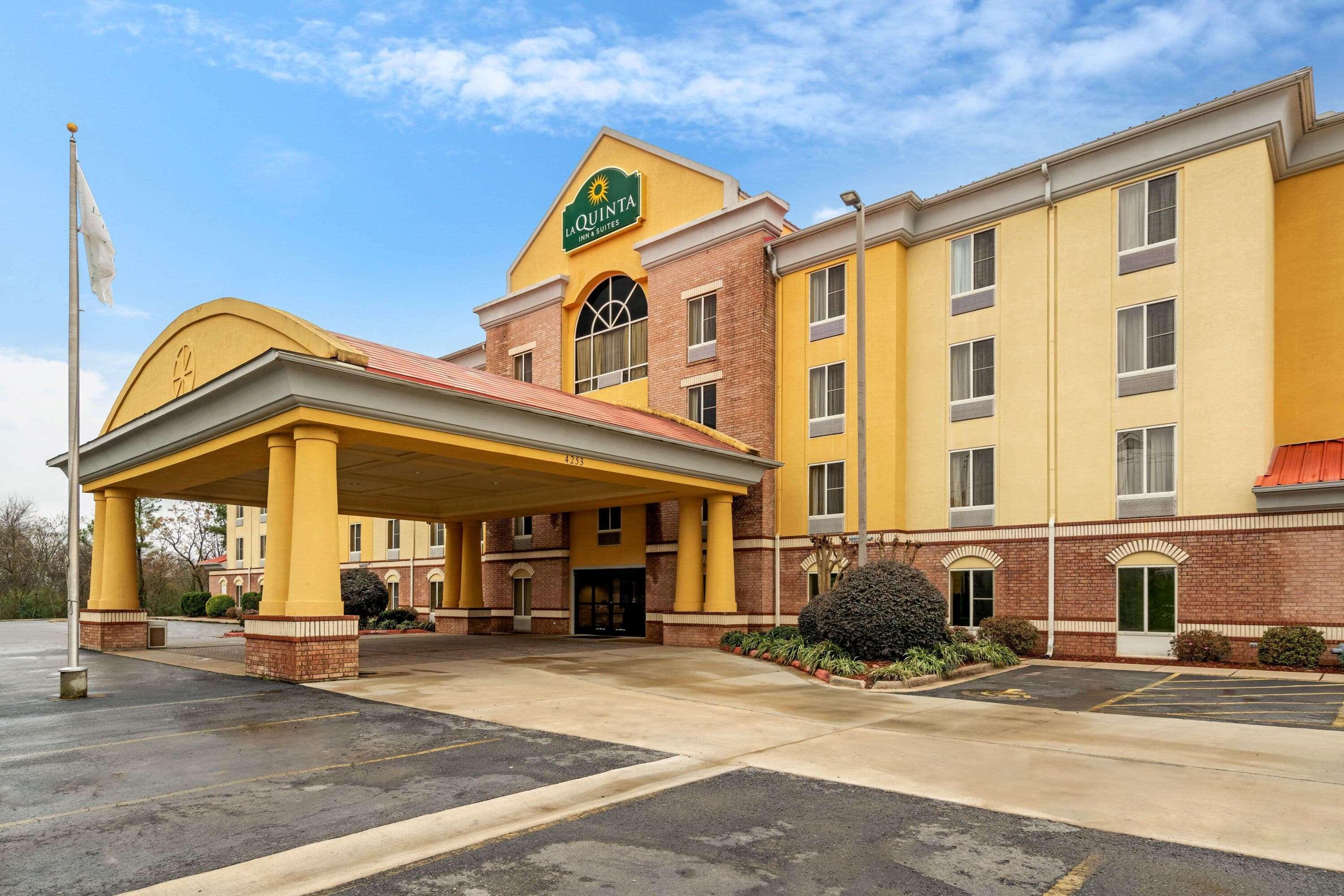 La Quinta By Wyndham Hot Springs Hotel Exterior photo