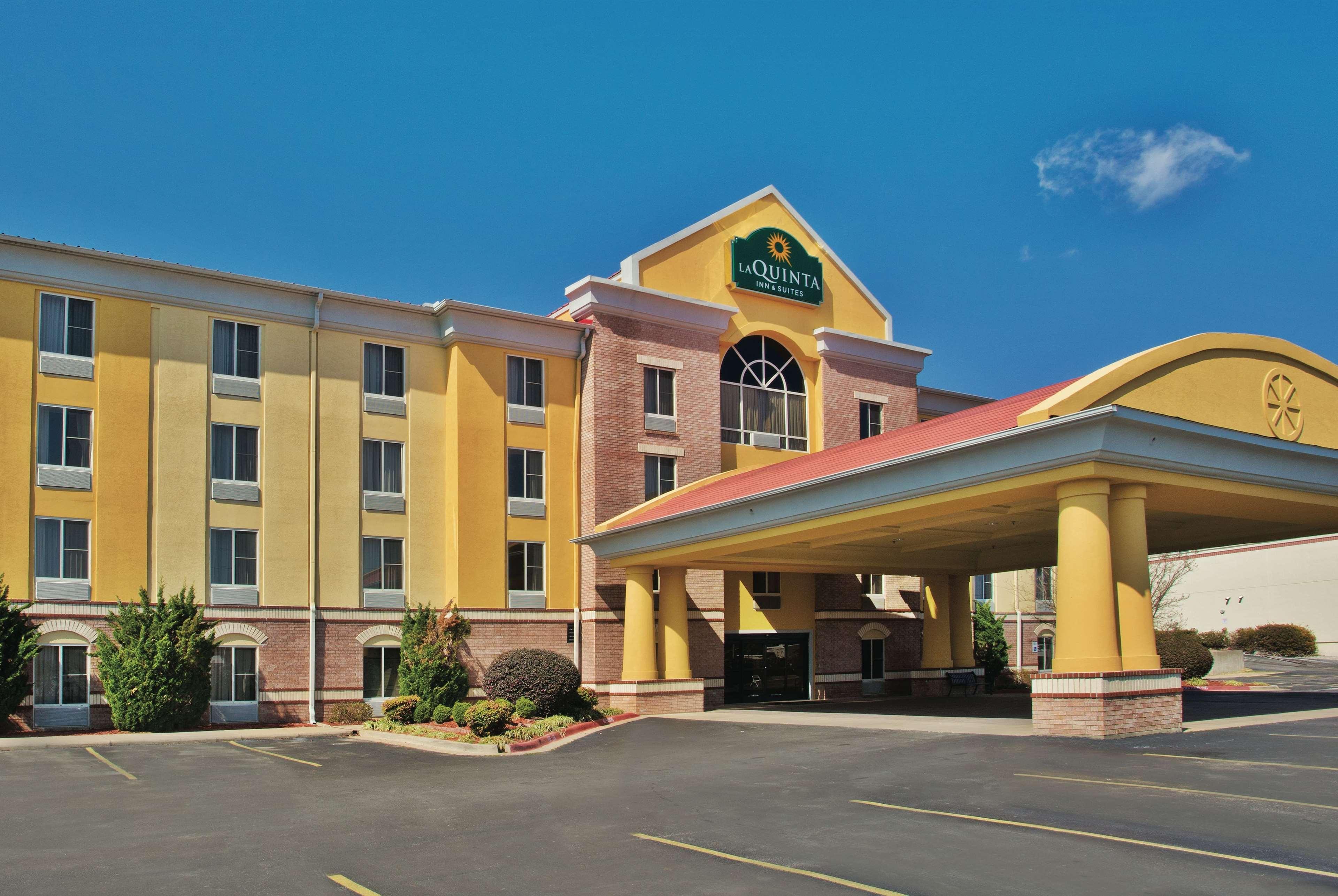 La Quinta By Wyndham Hot Springs Hotel Exterior photo