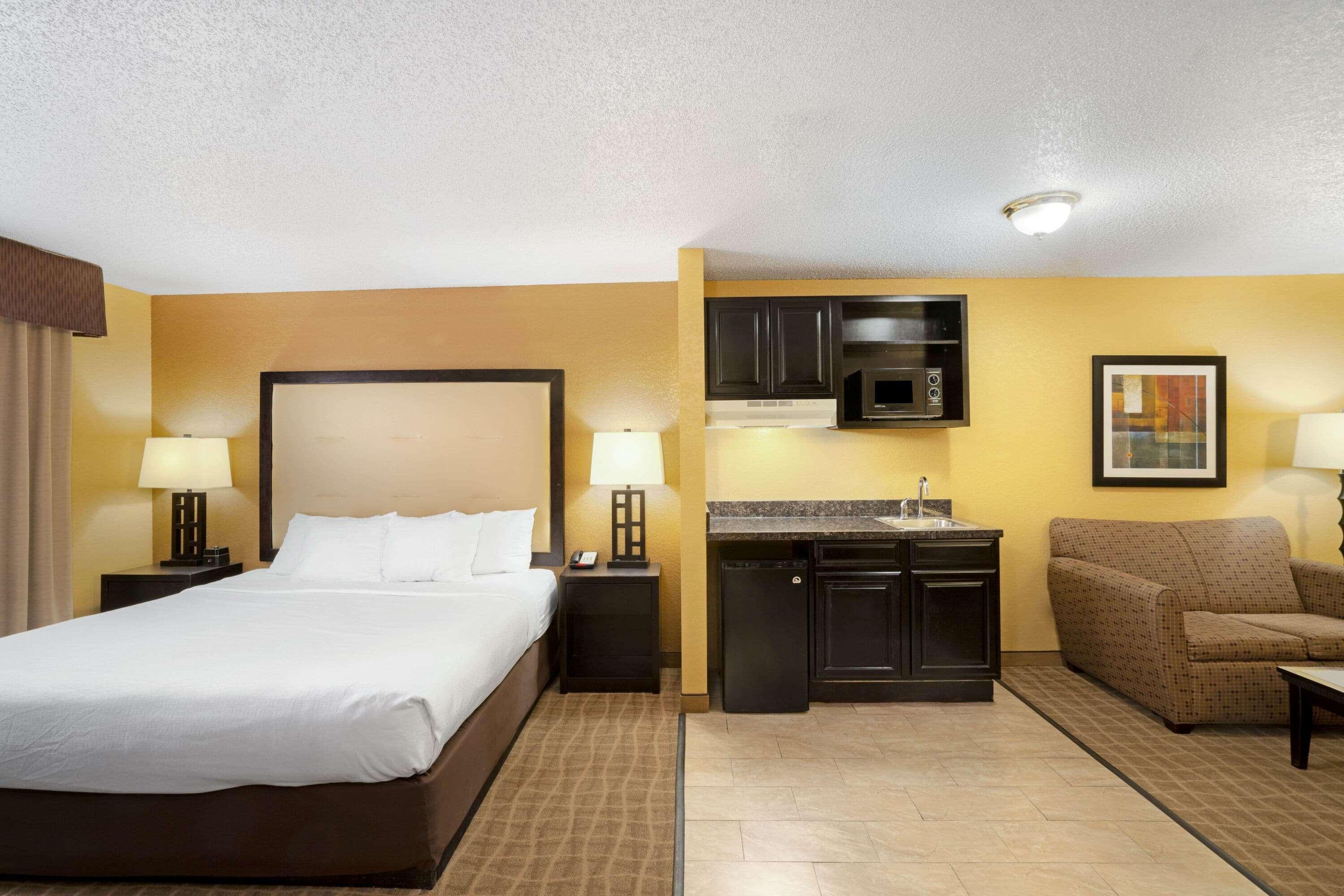 La Quinta By Wyndham Hot Springs Hotel Exterior photo