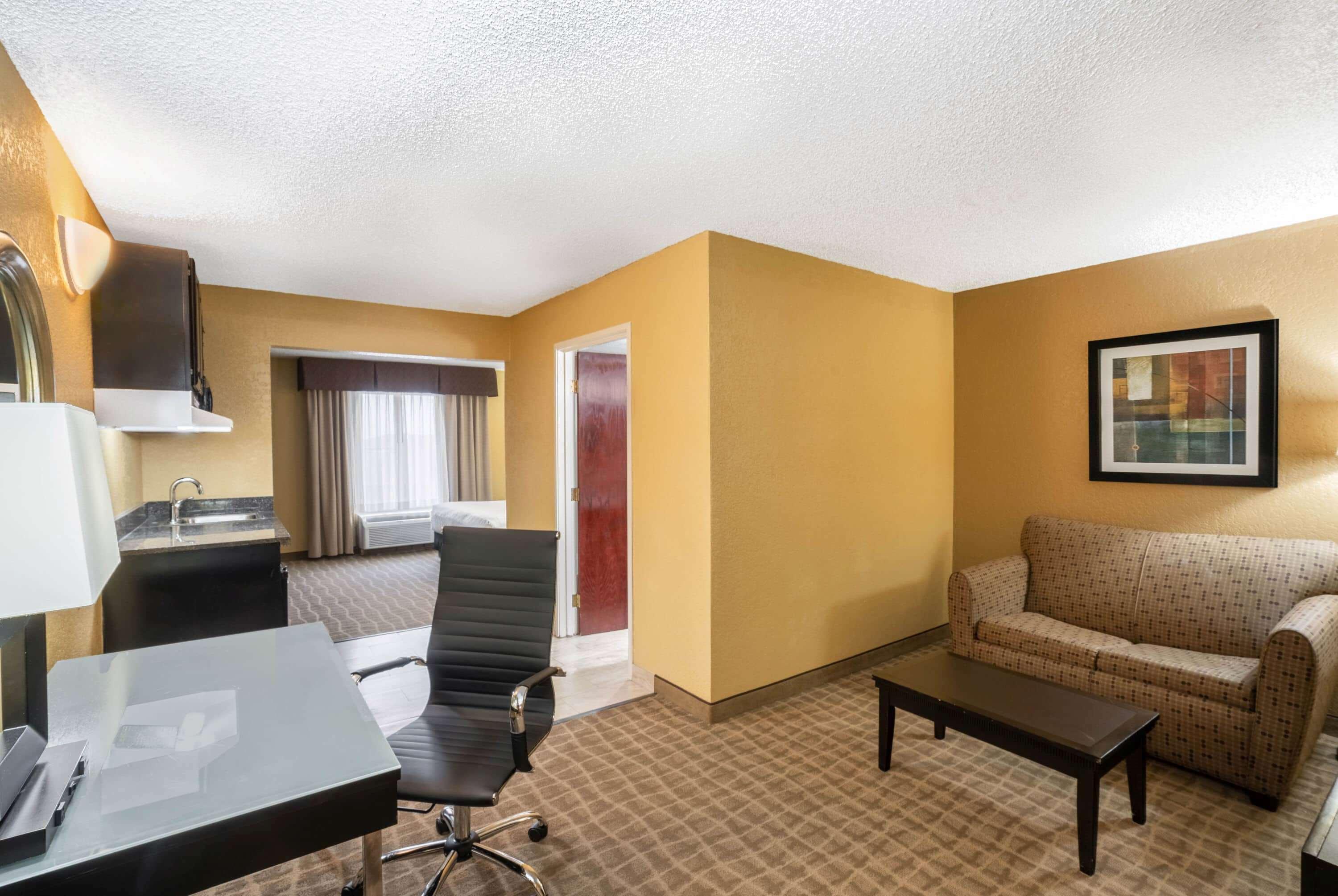 La Quinta By Wyndham Hot Springs Hotel Exterior photo