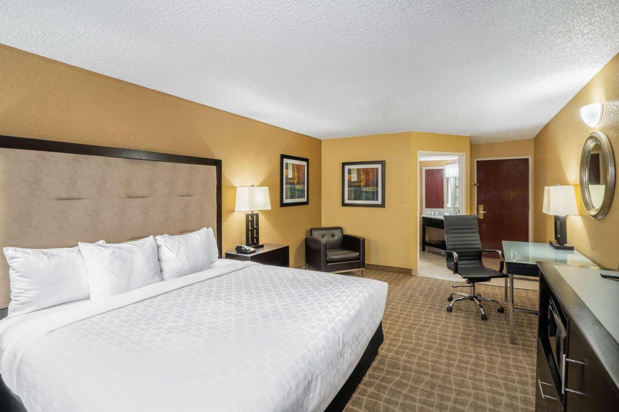 La Quinta By Wyndham Hot Springs Hotel Exterior photo